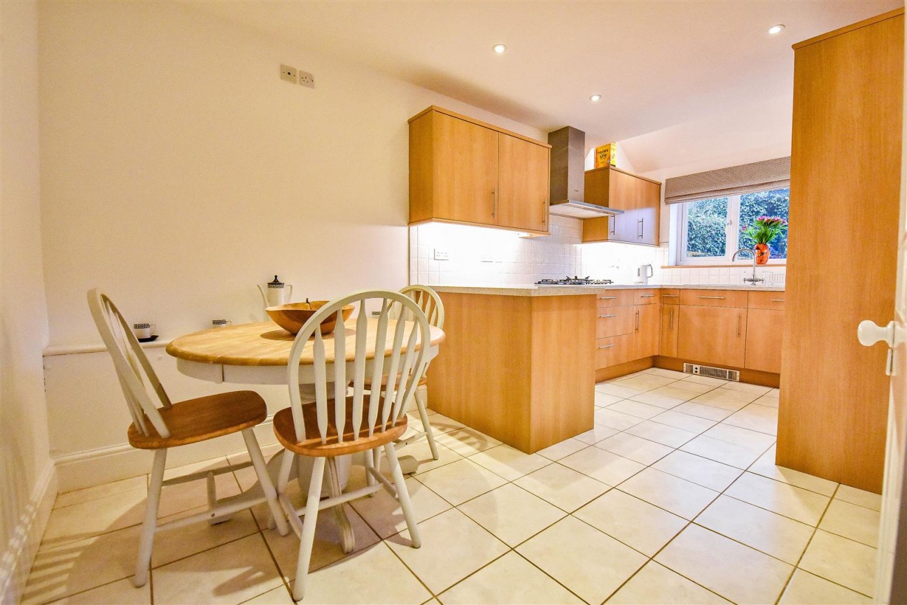 Dursley Road, Cam