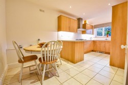 Dursley Road, Cam