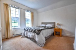 Dursley Road, Cam