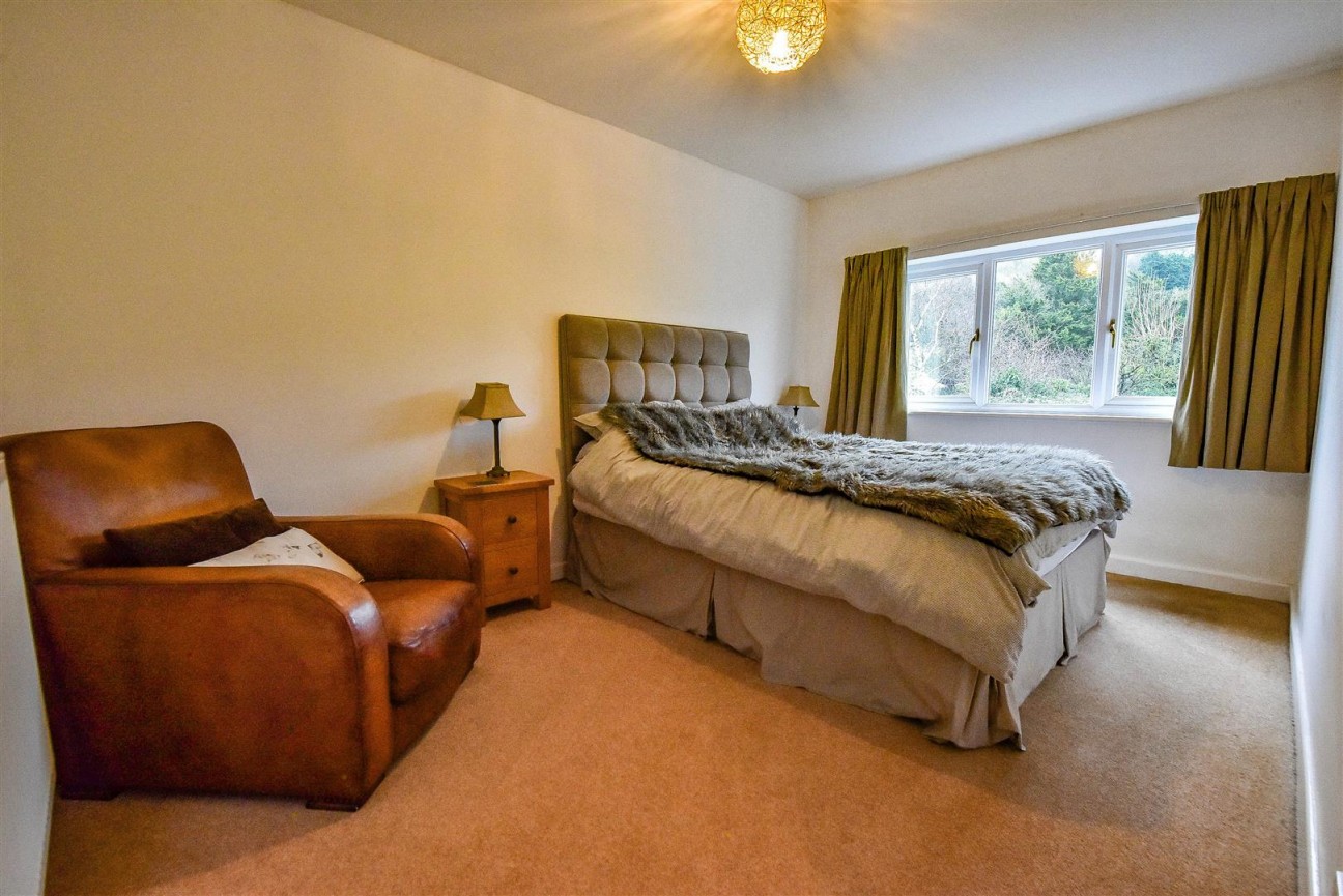 Dursley Road, Cam