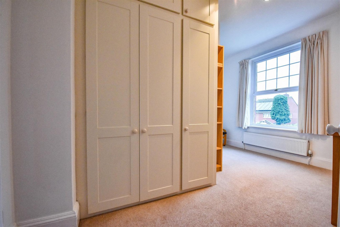 Dursley Road, Cam
