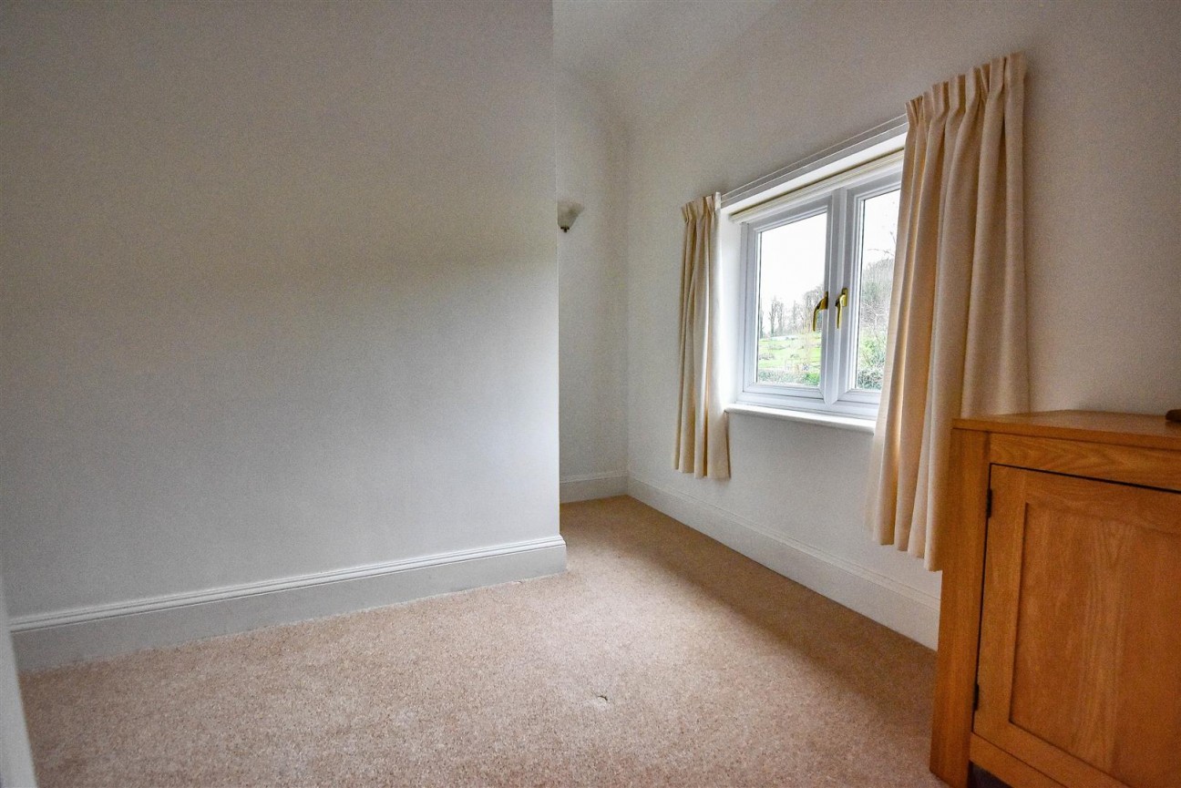 Dursley Road, Cam
