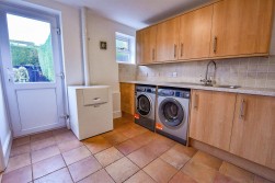 Dursley Road, Cam