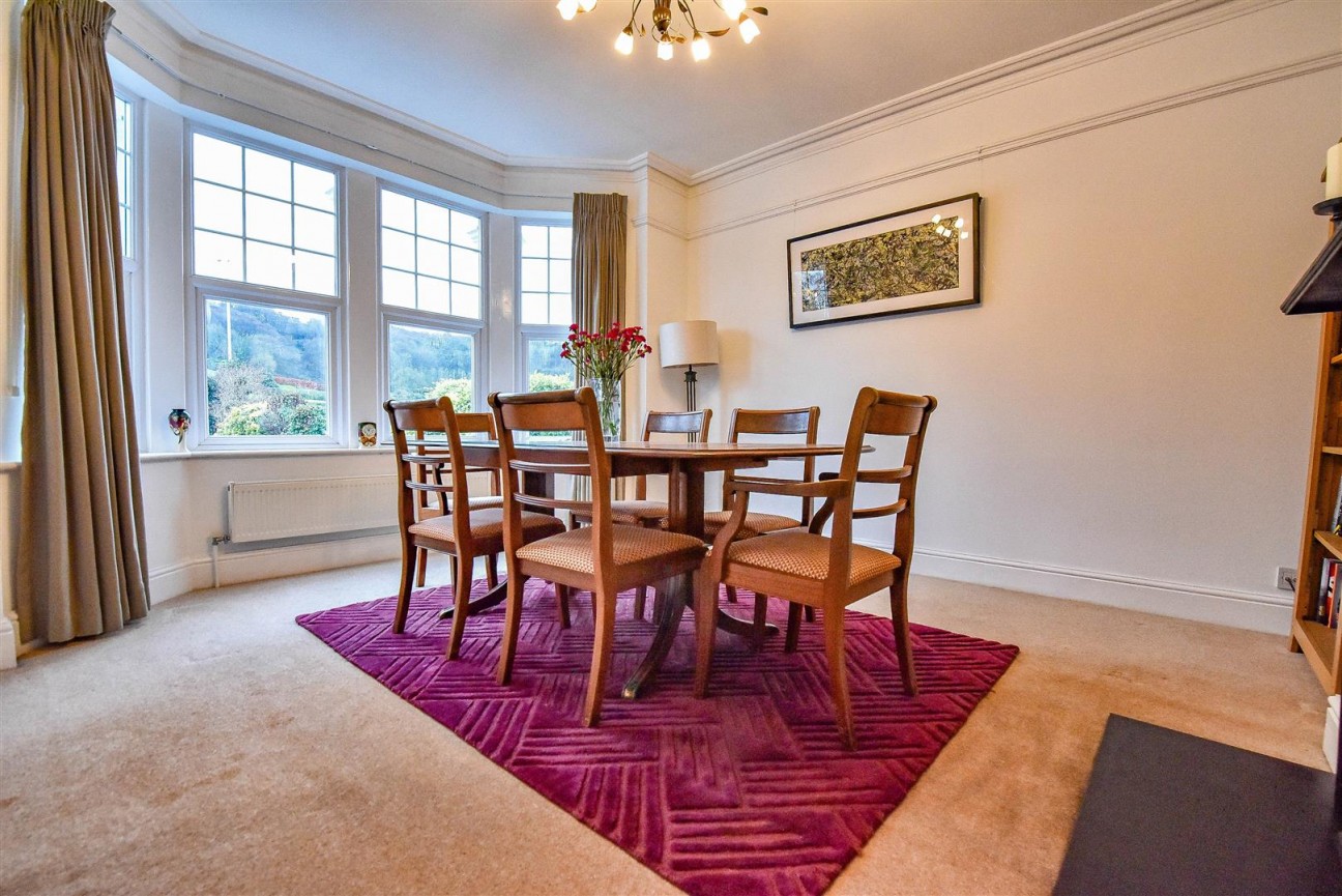 Dursley Road, Cam