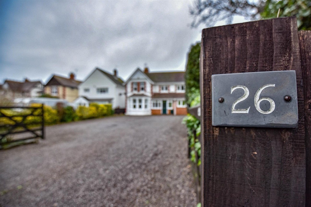 Dursley Road, Cam