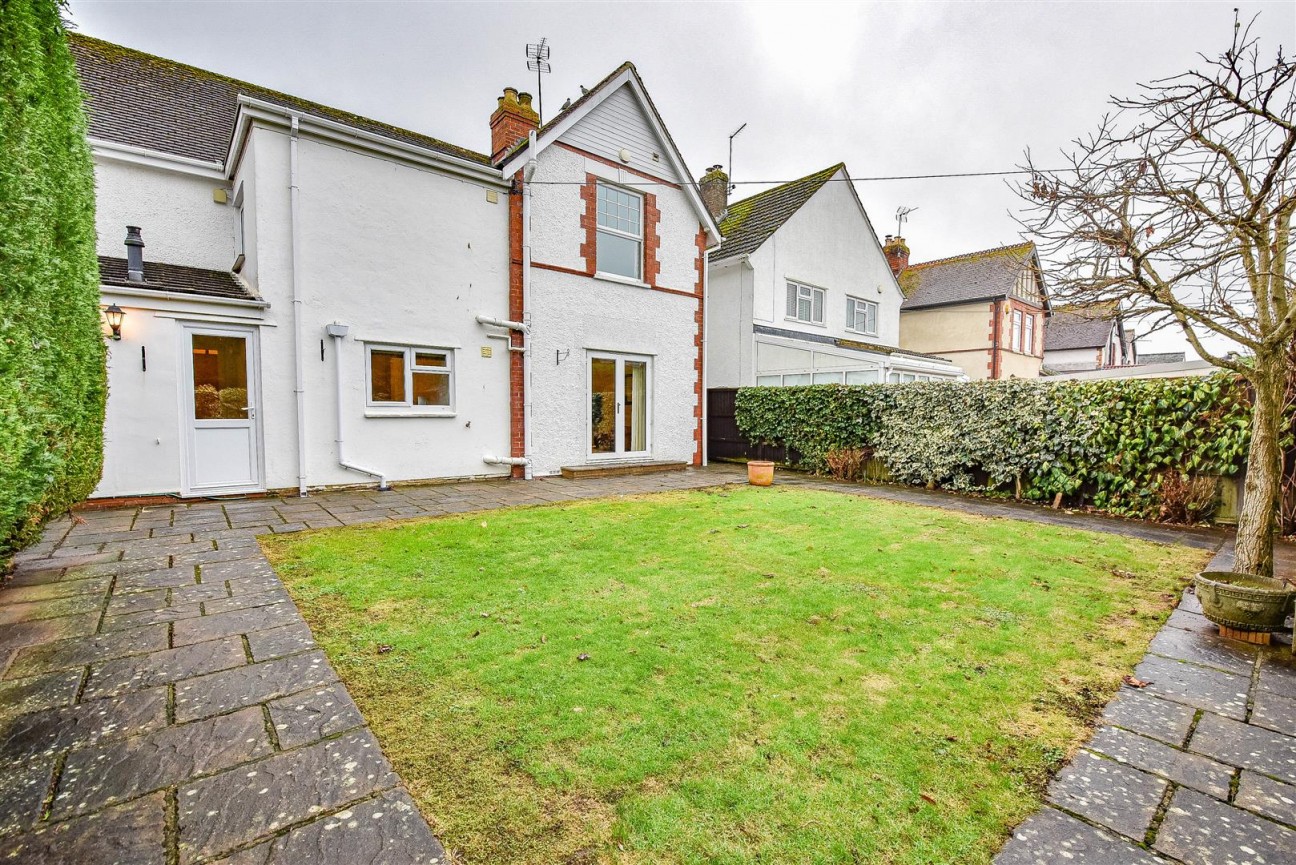 Dursley Road, Cam