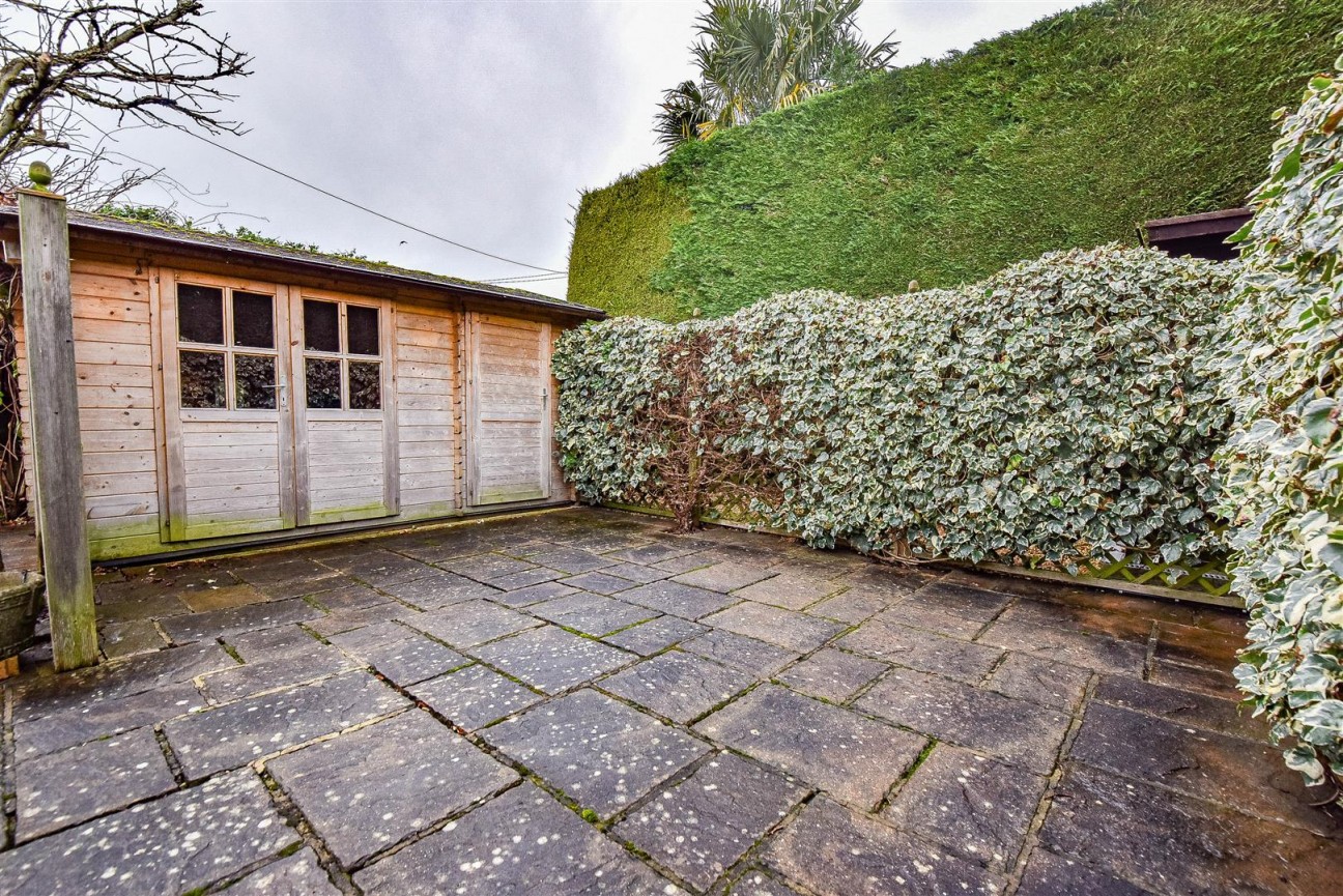 Dursley Road, Cam