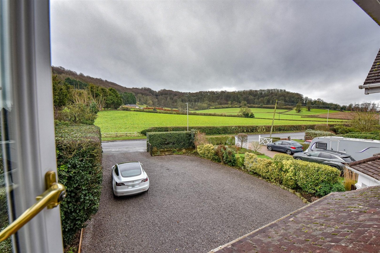 Dursley Road, Cam