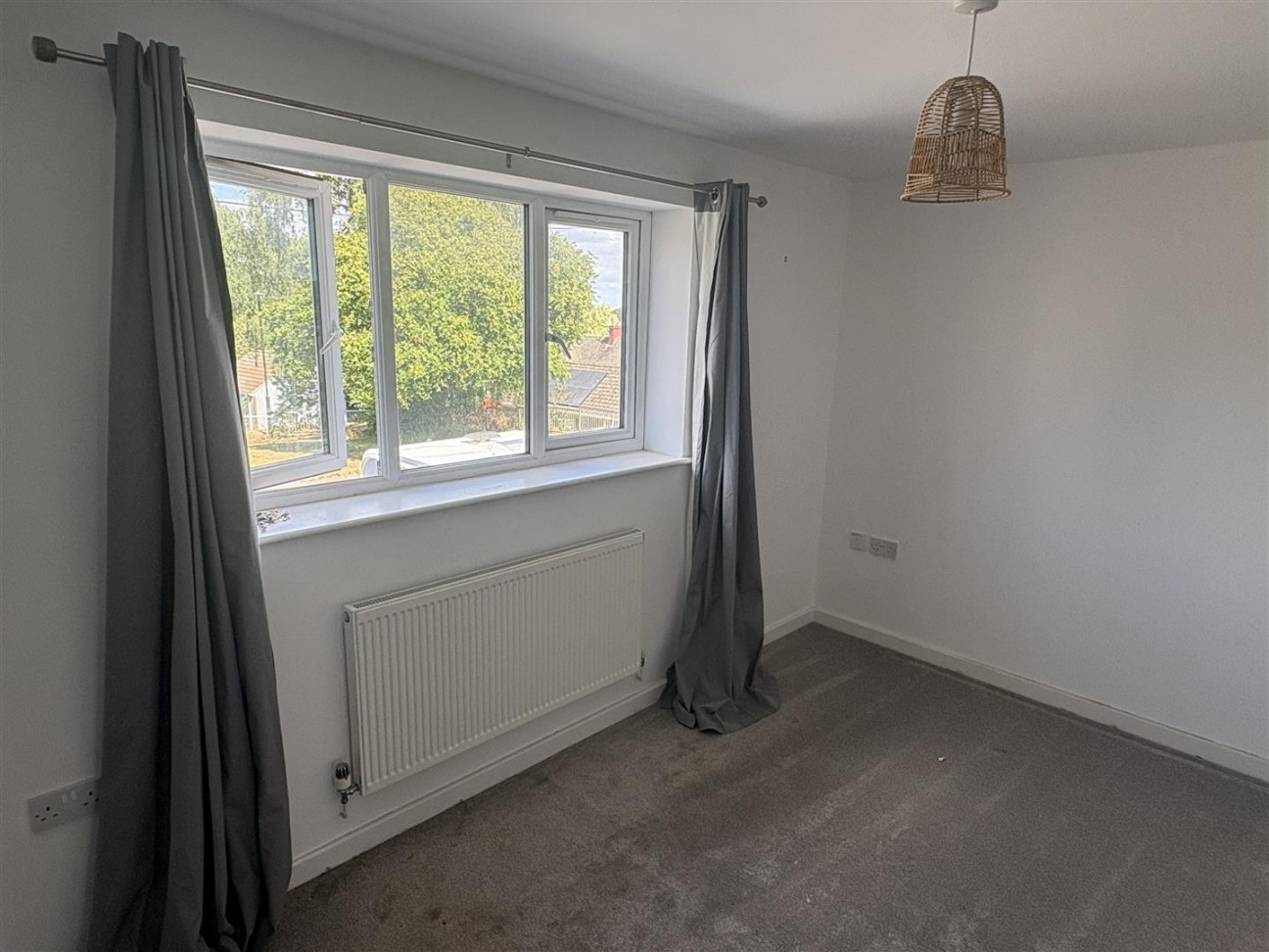 Woodview Road, Cam