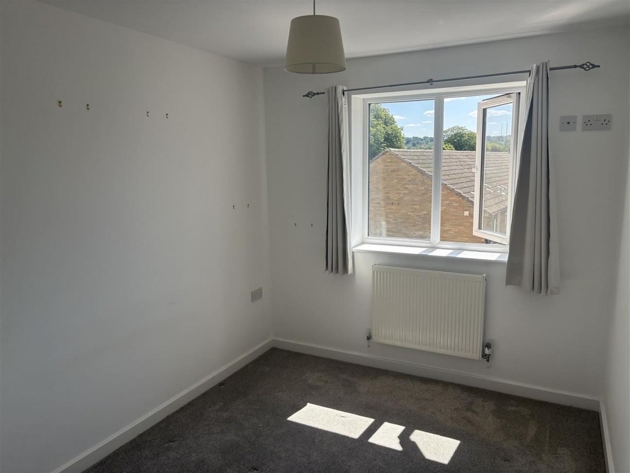 Woodview Road, Cam