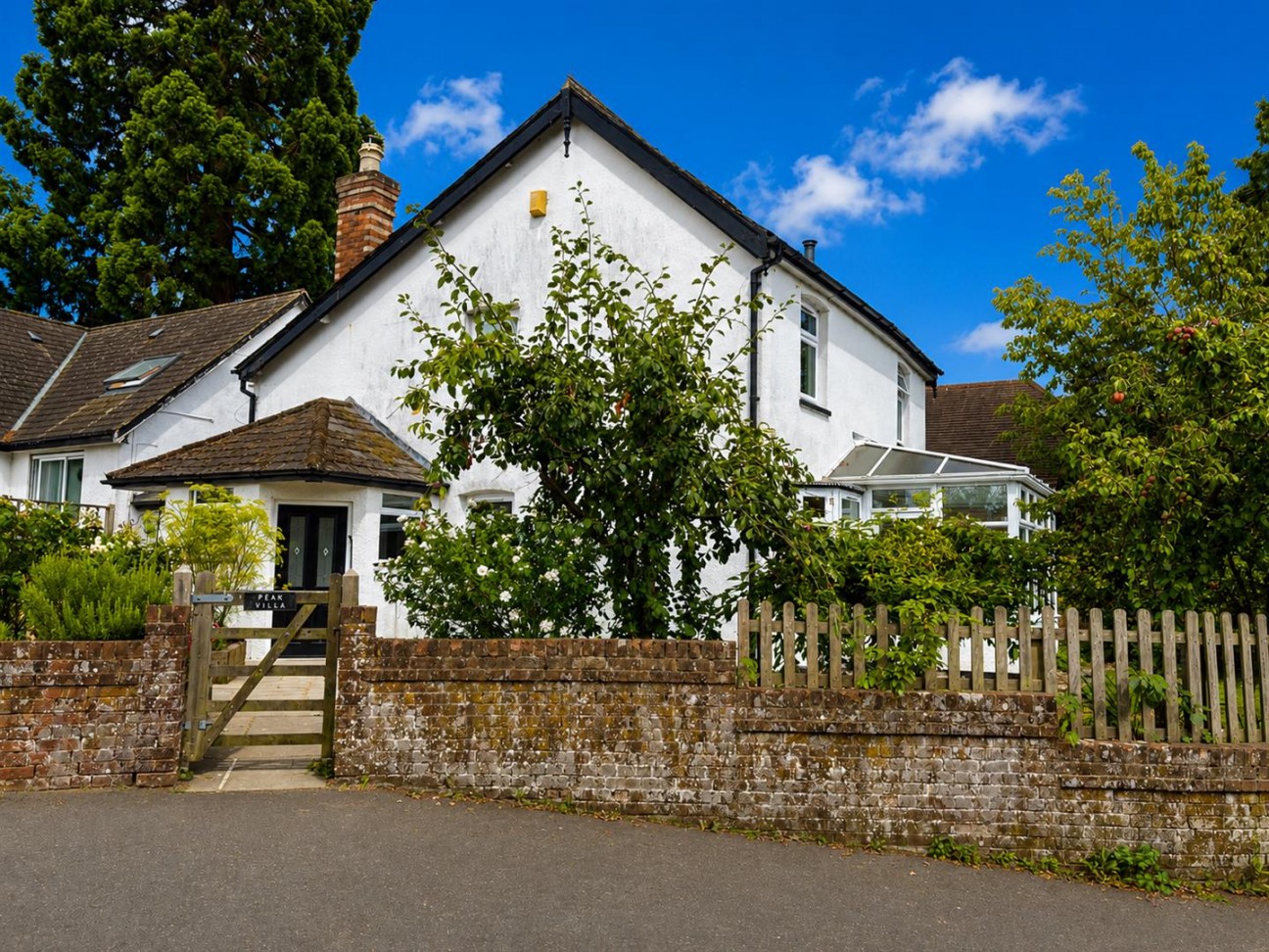 Drake Lane, Dursley