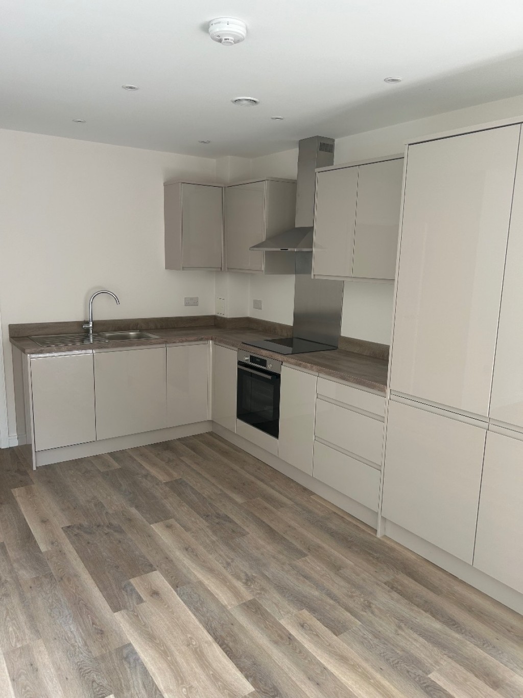 2 Bedroom Flat, Sunny Court, Norbiton
