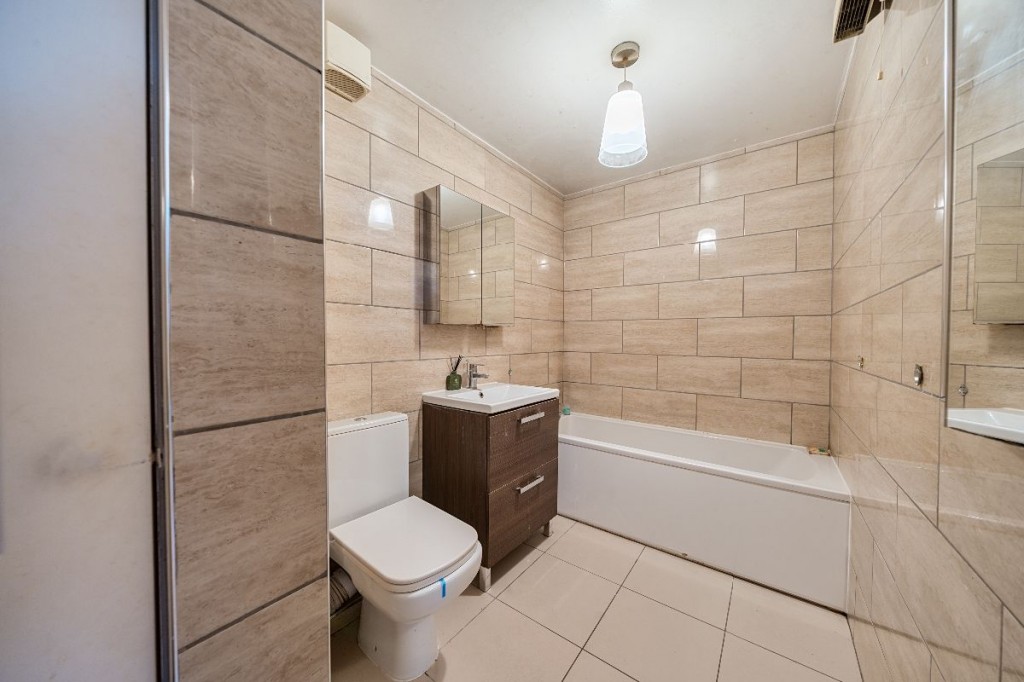 Flat , Offers Court, Winery Lane, Kingston upon Thames