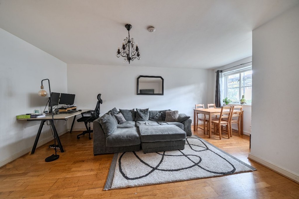 Flat , Offers Court, Winery Lane, Kingston upon Thames