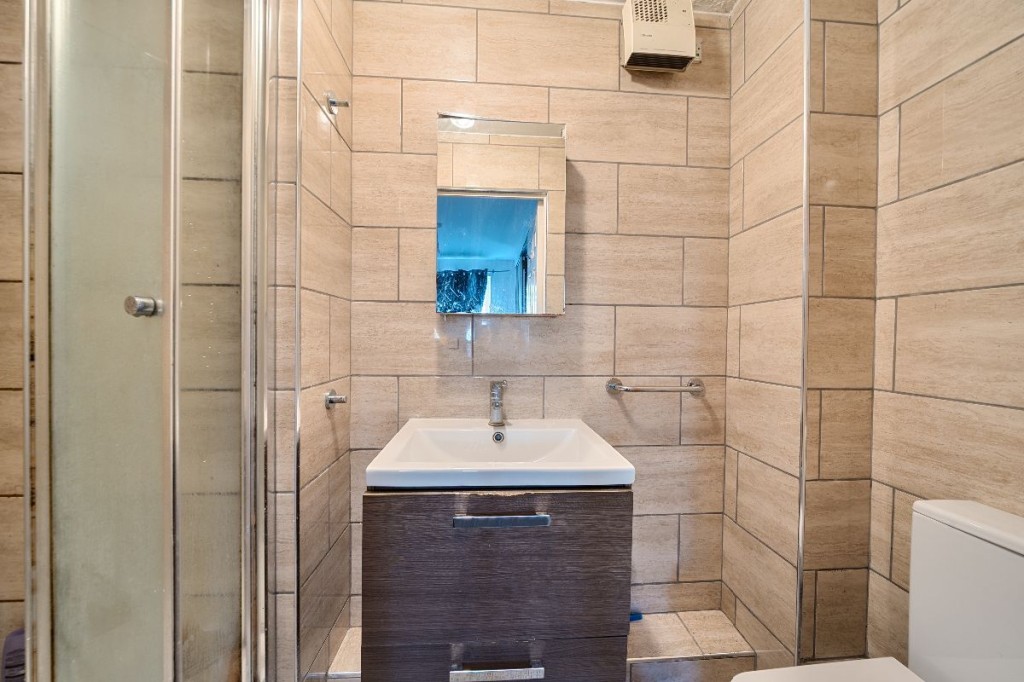 Flat , Offers Court, Winery Lane, Kingston upon Thames