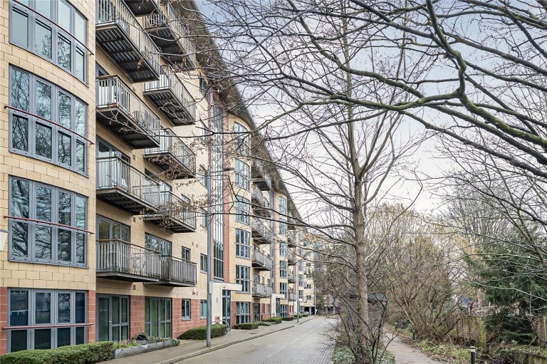 Chapter Way, 31 Chapter Way, London