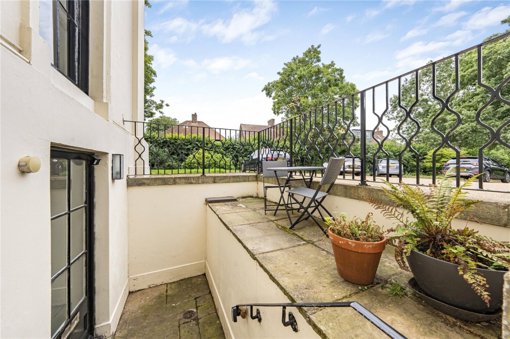 alaPleasance Road, 69 Pleasance Road, London