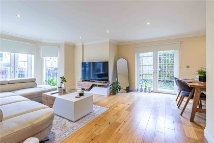 photo for Stonegrove, 108 Stonegrove, Edgware, Middlesex