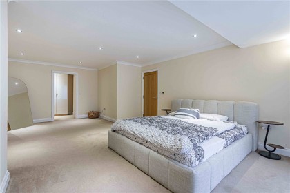 photo for Stonegrove, 108 Stonegrove, Edgware, Middlesex