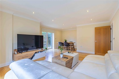 photo for Stonegrove, 108 Stonegrove, Edgware, Middlesex