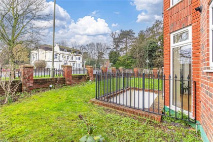 photo for Stonegrove, 108 Stonegrove, Edgware, Middlesex