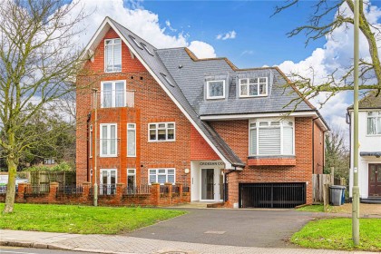 photo for Stonegrove, 108 Stonegrove, Edgware, Middlesex