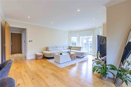 photo for Stonegrove, 108 Stonegrove, Edgware, Middlesex