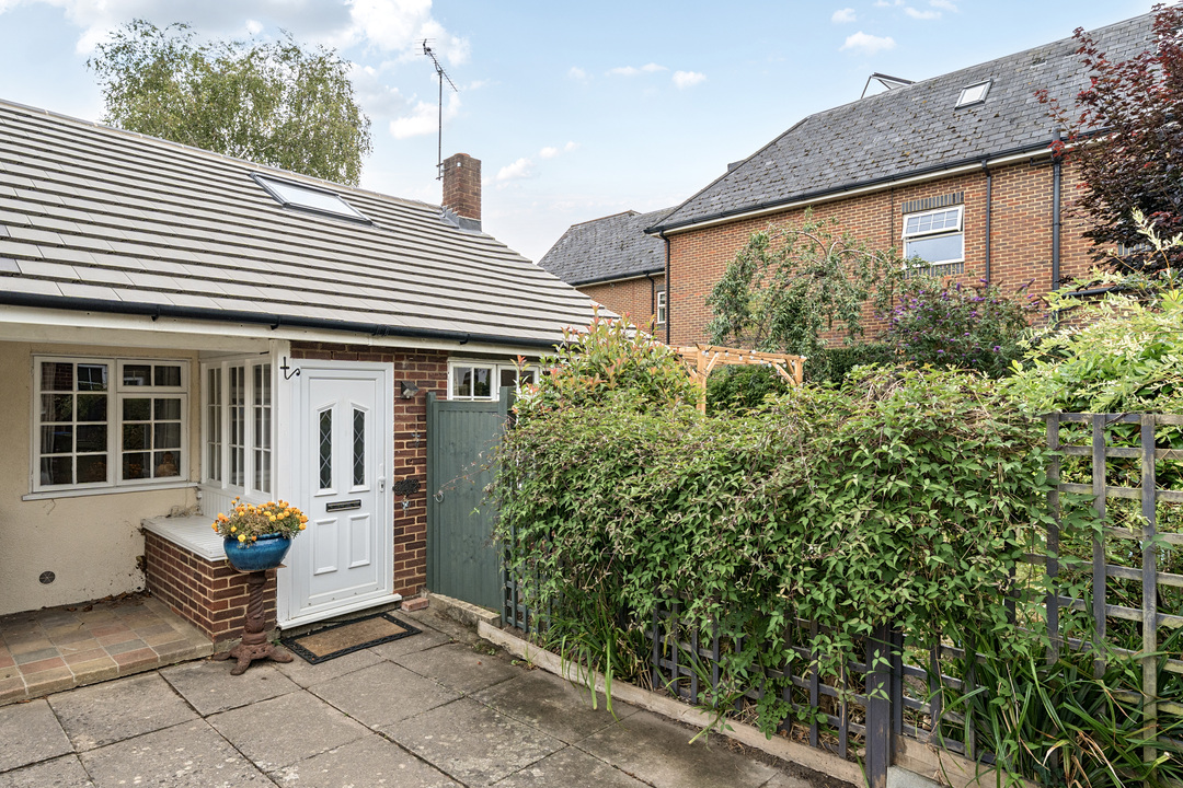Matthew Arnold Close, Cobham
