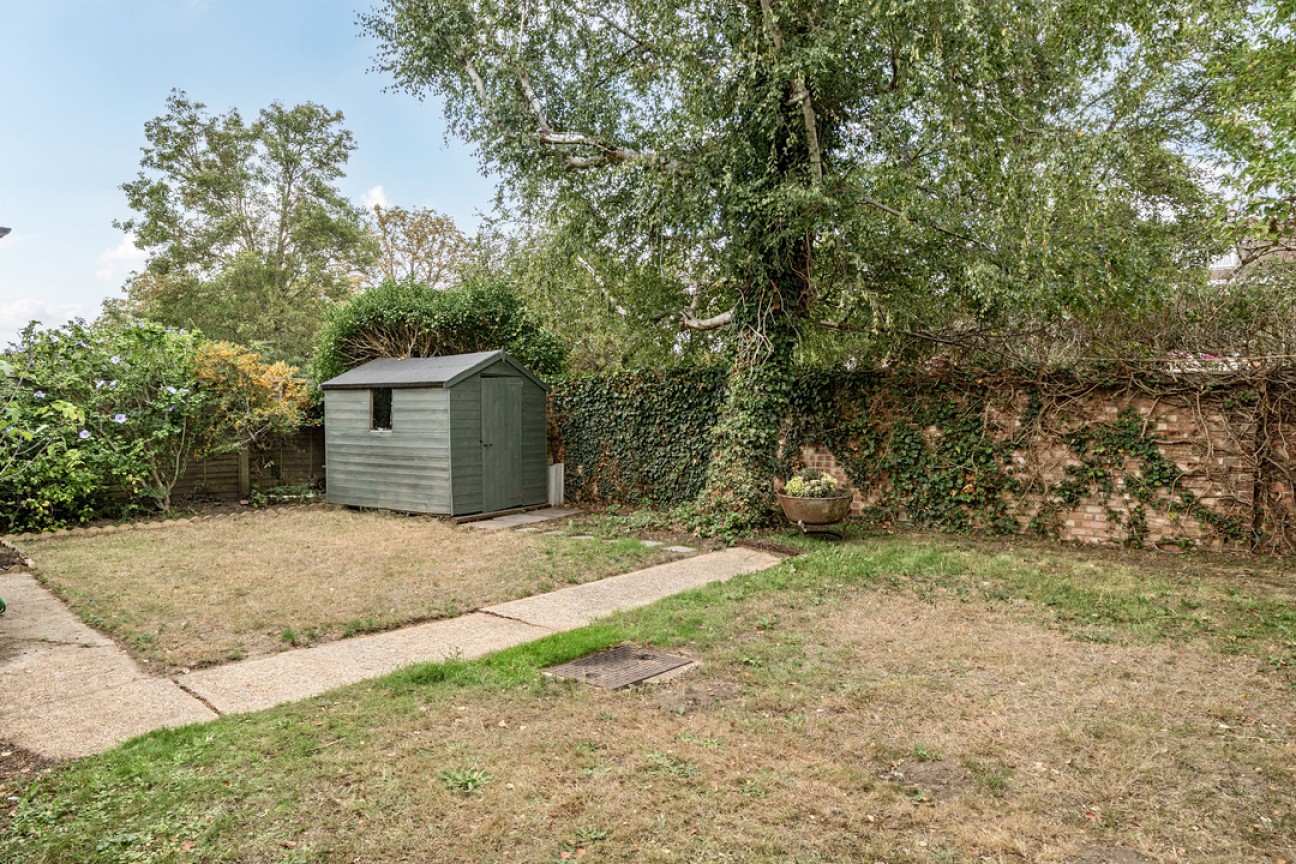 Matthew Arnold Close, Cobham