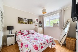 Matthew Arnold Close, Cobham