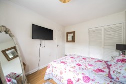 Matthew Arnold Close, Cobham