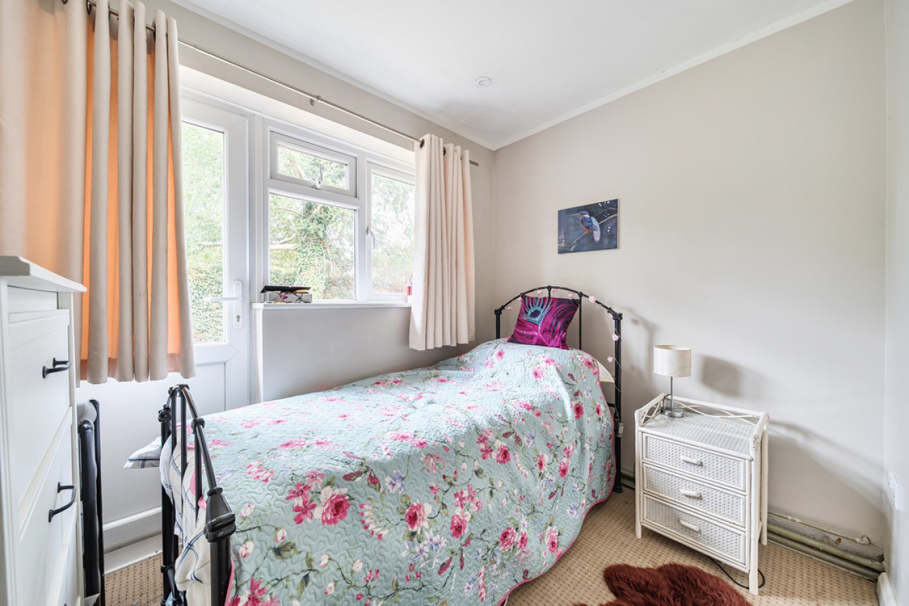 Matthew Arnold Close, Cobham