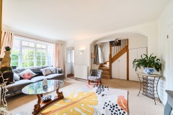Matthew Arnold Close, Cobham