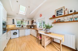 Matthew Arnold Close, Cobham