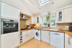 Matthew Arnold Close, Cobham