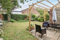 Matthew Arnold Close, Cobham