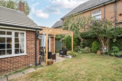 Matthew Arnold Close, Cobham