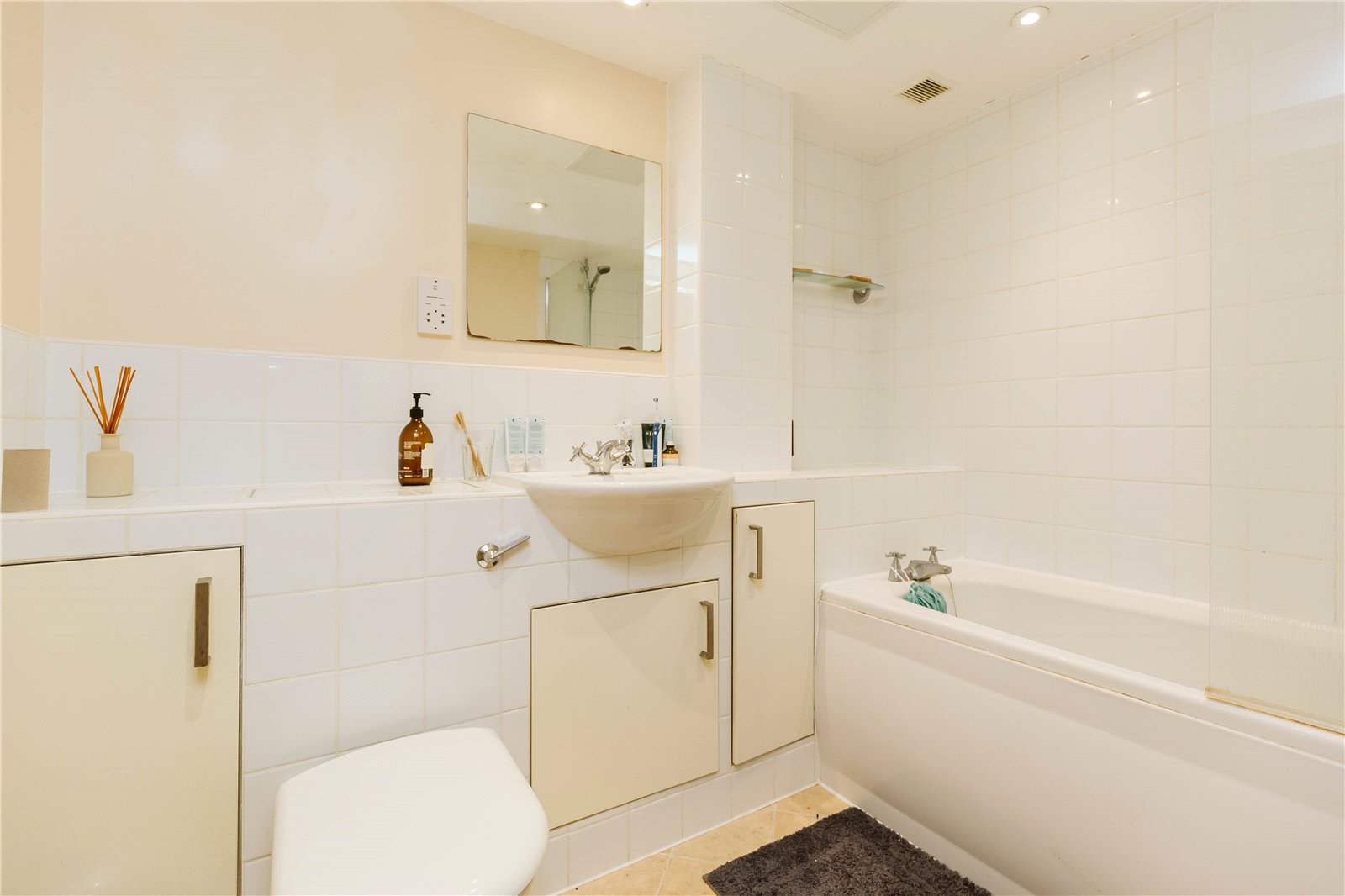 3 bedroom Flat to let in Hazelwood Road, Stoke Bishop, Bristol