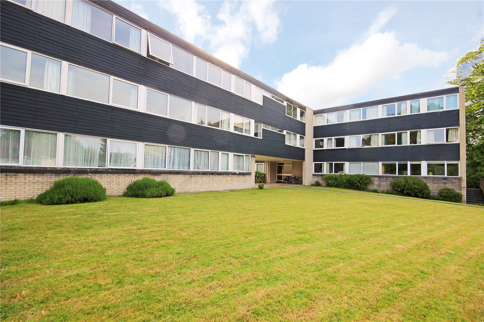 3 bedroom Flat to let in Hazelwood Road, Stoke Bishop, Bristol