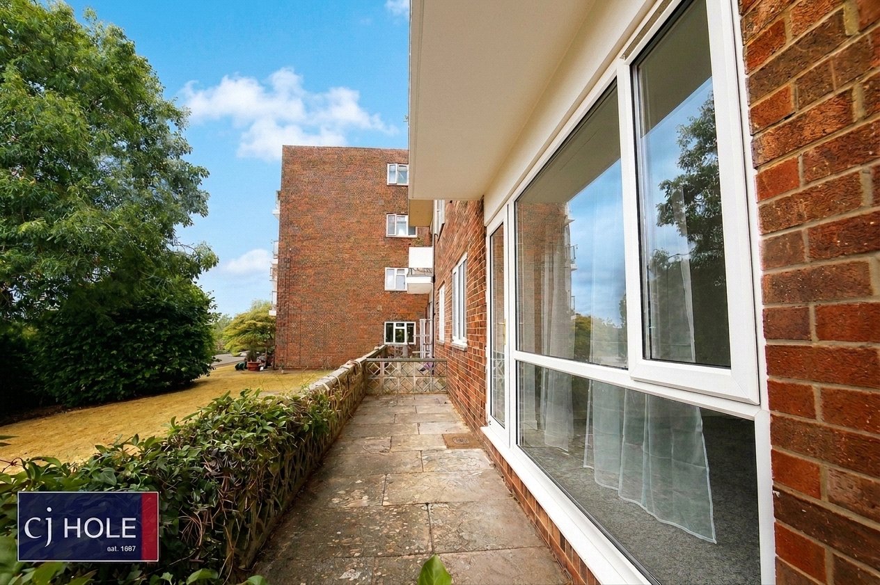 2 bedroom Flat to let in Westover Gardens, Westbury- On- Trym, Bristol