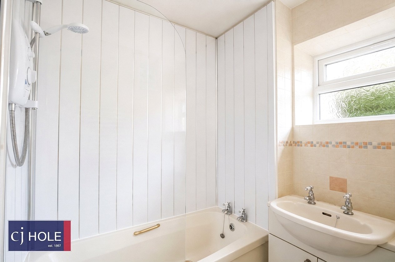 2 bedroom Flat to let in Westover Gardens, Westbury- On- Trym, Bristol