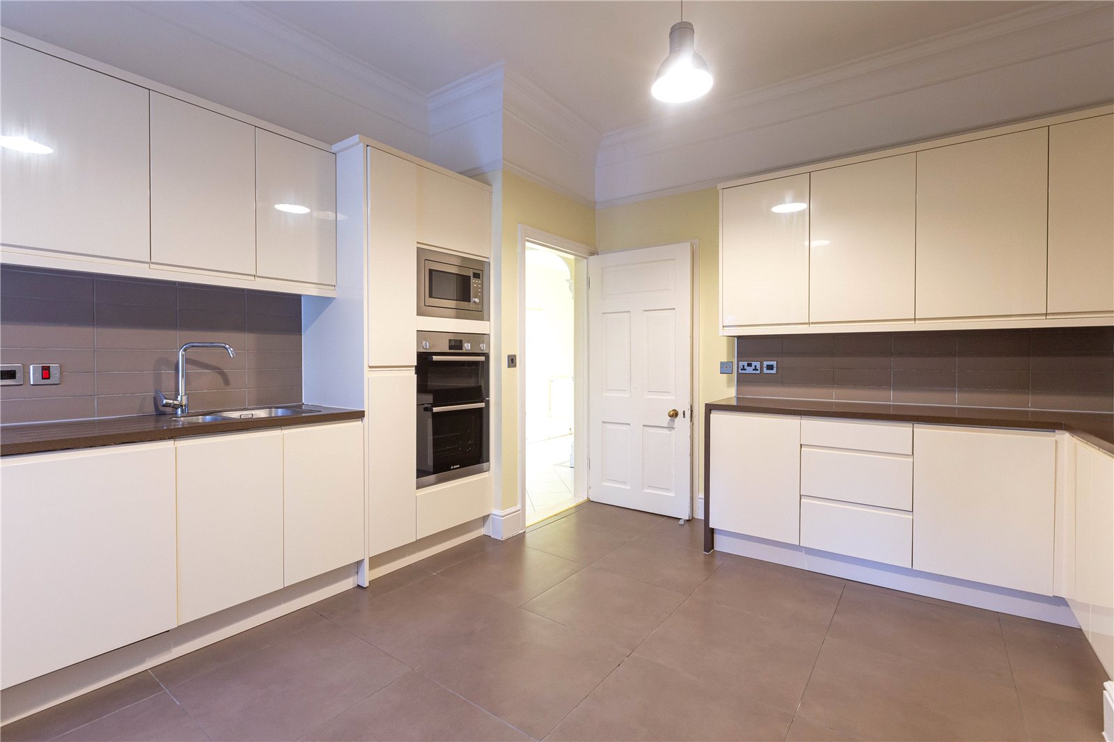 3 bedroom Flat to let in Stoke Bishop, Bristol