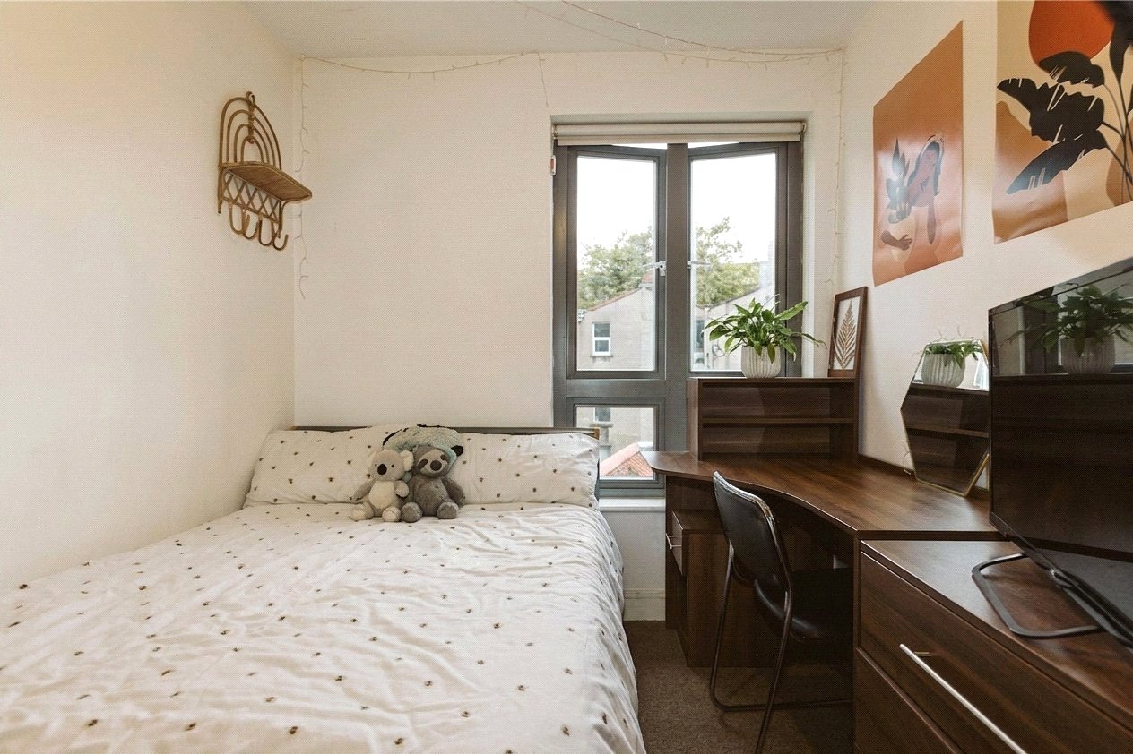 3 bedroom Flat to let in Station Road, Montpelier, Bristol