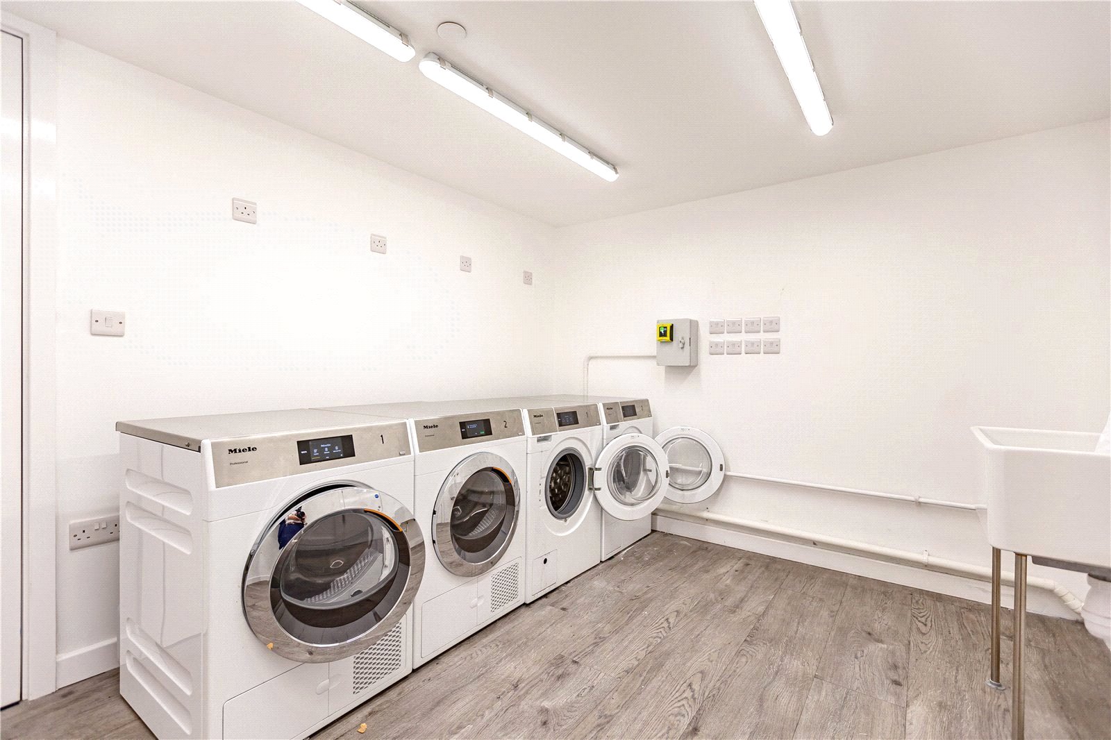 1 bedroom Flat to let in The Square, Long Down Avenue, Bristol