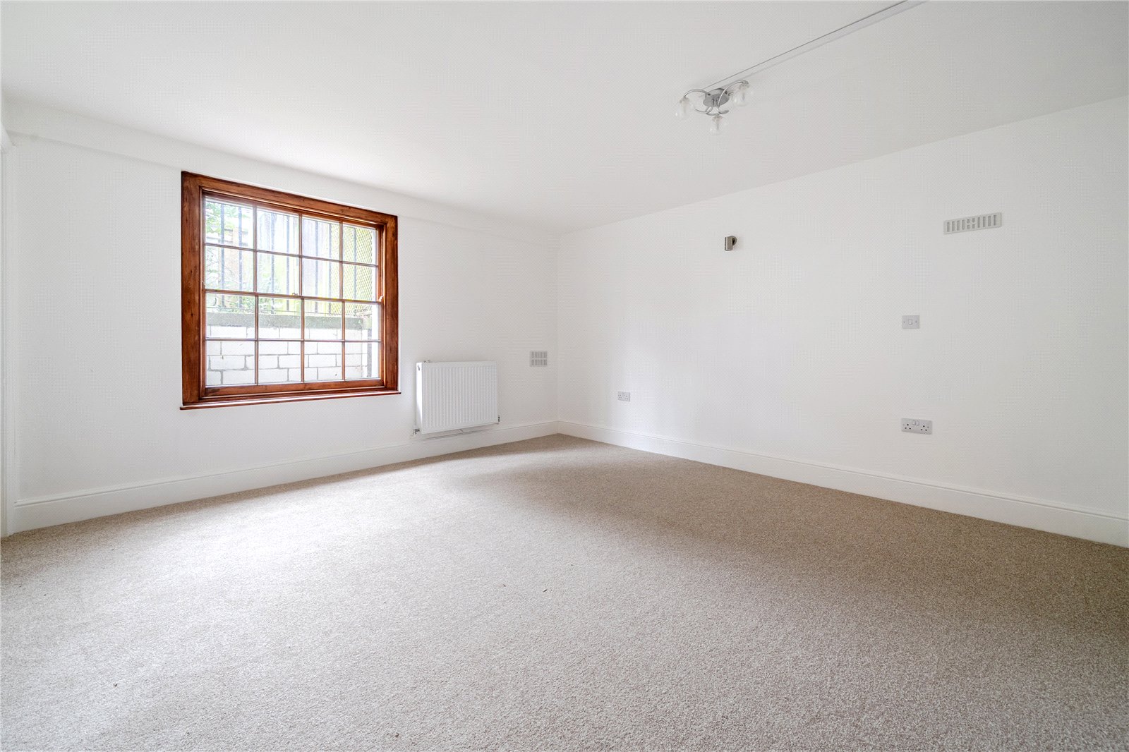 2 bedroom Flat to let in Cheltenham, Gloucestershire