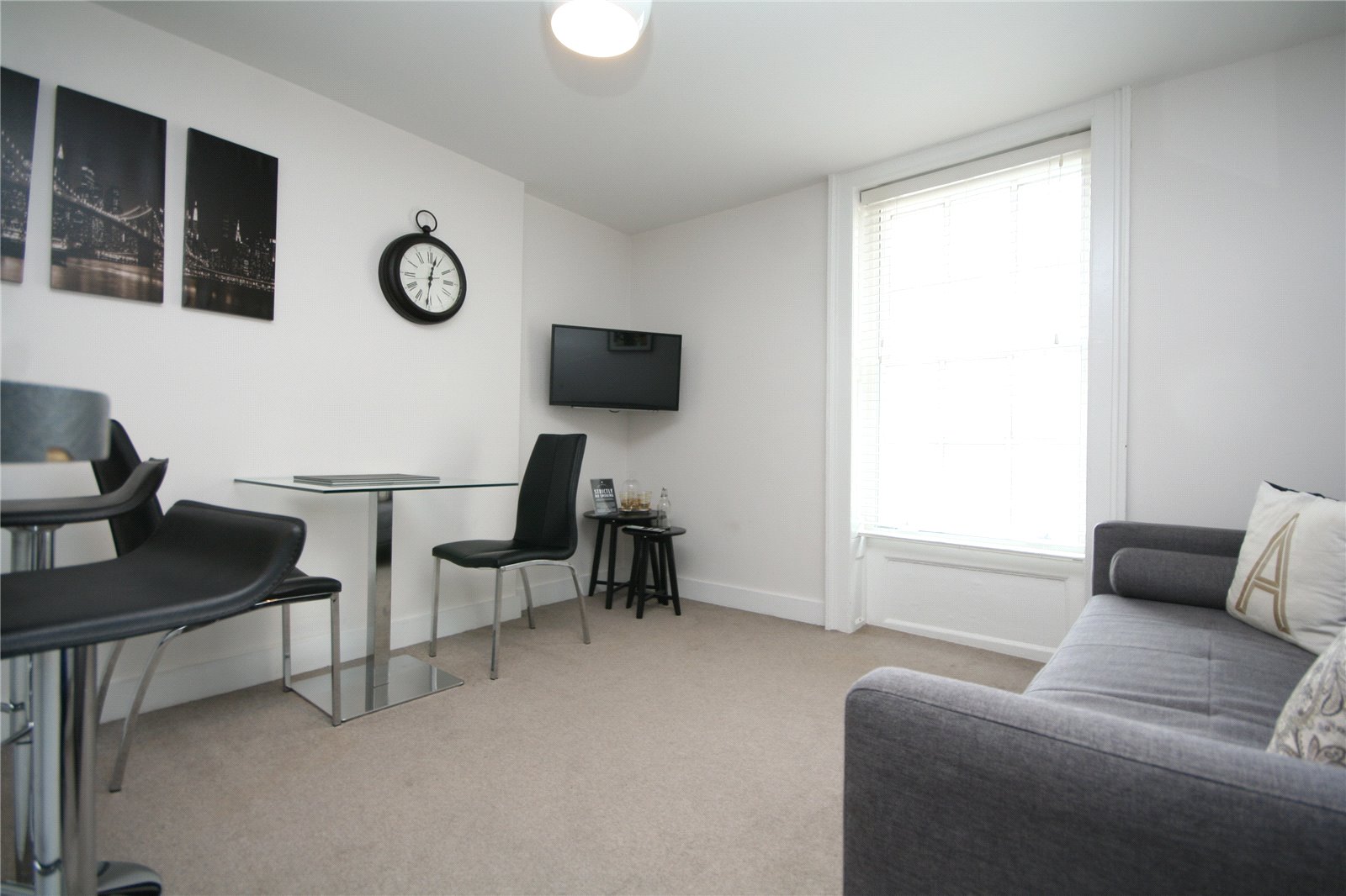 1 bedroom Flat to let in Cheltenham, Gloucestershire