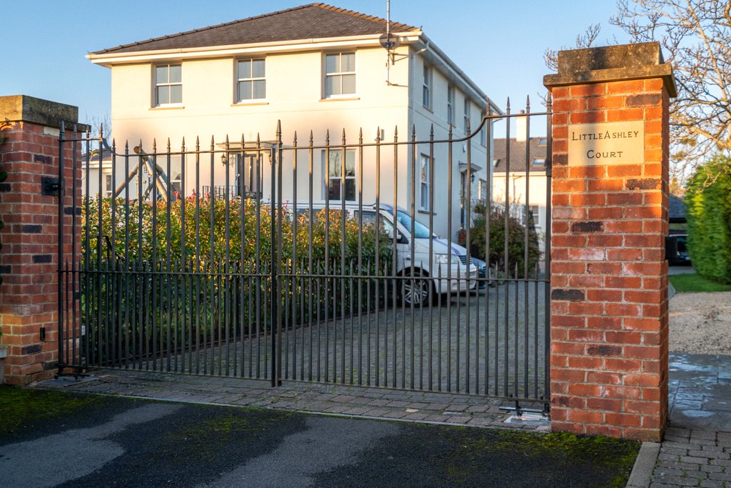 4 bedroom House to let in Charlton Kings, Cheltenham