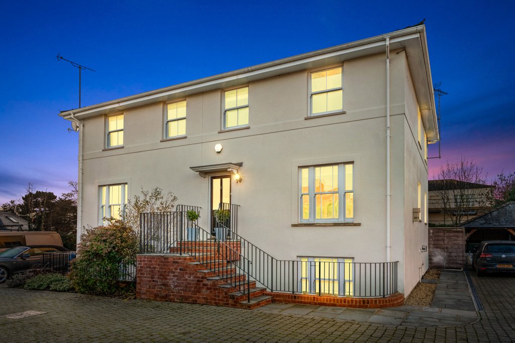 4 bedroom House to let in Charlton Kings, Cheltenham