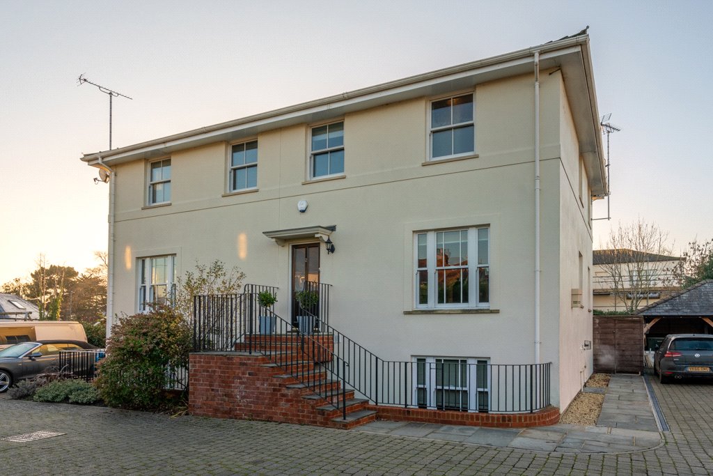4 bedroom House to let in Charlton Kings, Cheltenham
