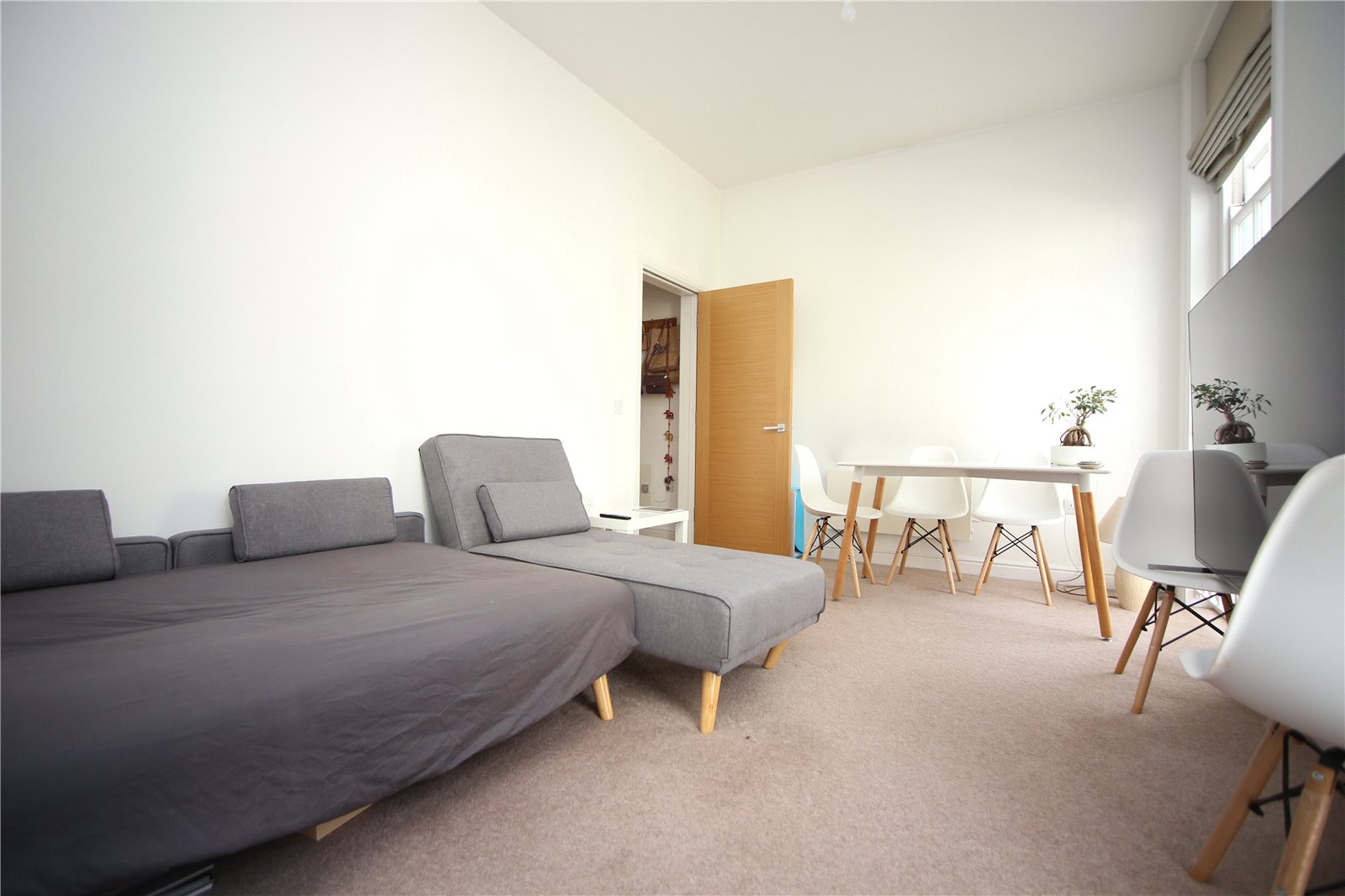 1 bedroom Flat to let in Cheltenham, Gloucestershire
